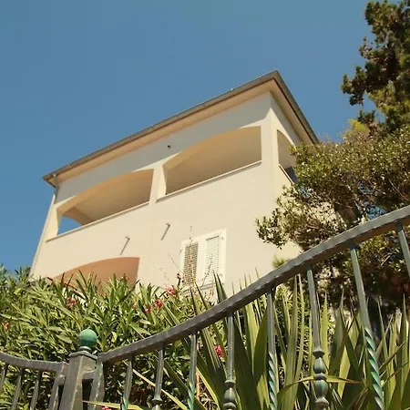 Apartman Maja *