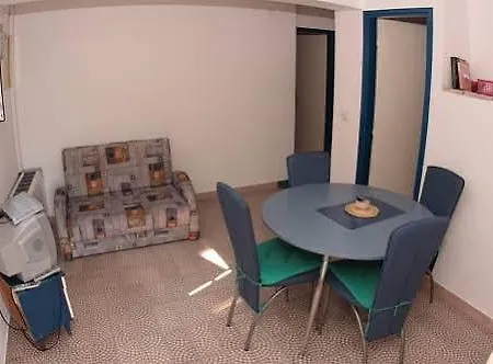 Maja アパート フヴァル